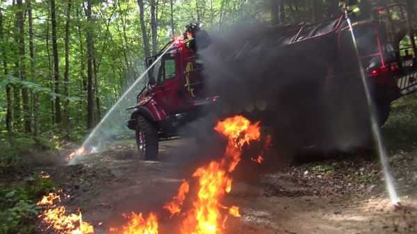 Meet The Bulldog 4x4 Fire Truck pics 011