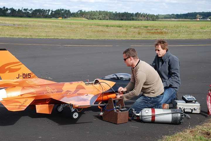 Meet The Quattro A 1 4 Scale Rc F16 Jet Pictures (2)