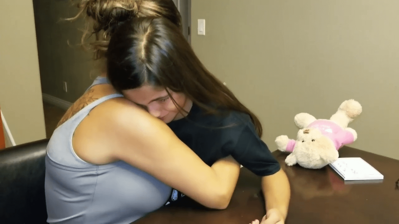 This 10-Year-Old’s Parents Gave Her A Book – And Seven Pages In She Couldn’t Hold Back The Tears | 16 Ariana and her mom This 10-Year-Old’s Parents Gave Her A Book – And Seven Pages In She Couldn’t Hold Back The Tears