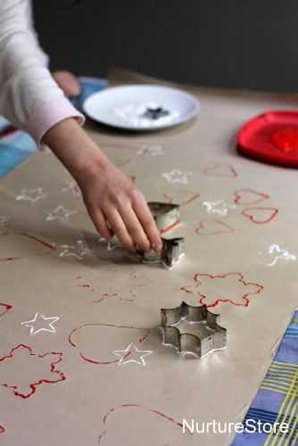 DIY Gift Wrapping  use cookie cutter as stencil