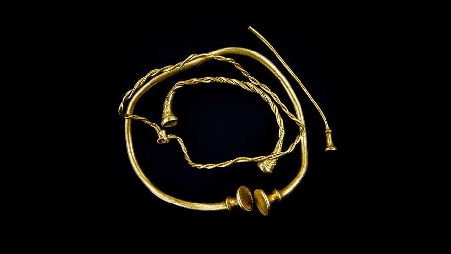 Farmer's Life Changes Overnight After Treasure Hunters Discover Oldest Gold Jewelry Ever Found Dating Back To Iron Age | torc signal 2 Farmer's Life Changes Overnight After Treasure Hunters Discover Oldest Gold Jewelry Ever Found Dating Back To Iron Age