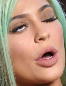 5D877928B3F19D55Aeb56643D8909635 20 Celebrity Memes Which Went Viral - Jenner