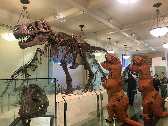 32 Super Funny Pictures People Took At Museums&Nbsp;