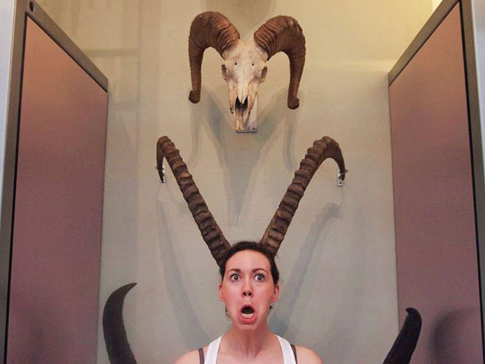 32 Super Funny Pictures People Took At Museums&Nbsp;