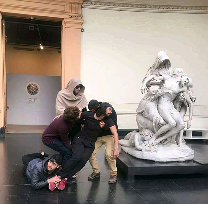 32 Super Funny Pictures People Took At Museums&Nbsp;