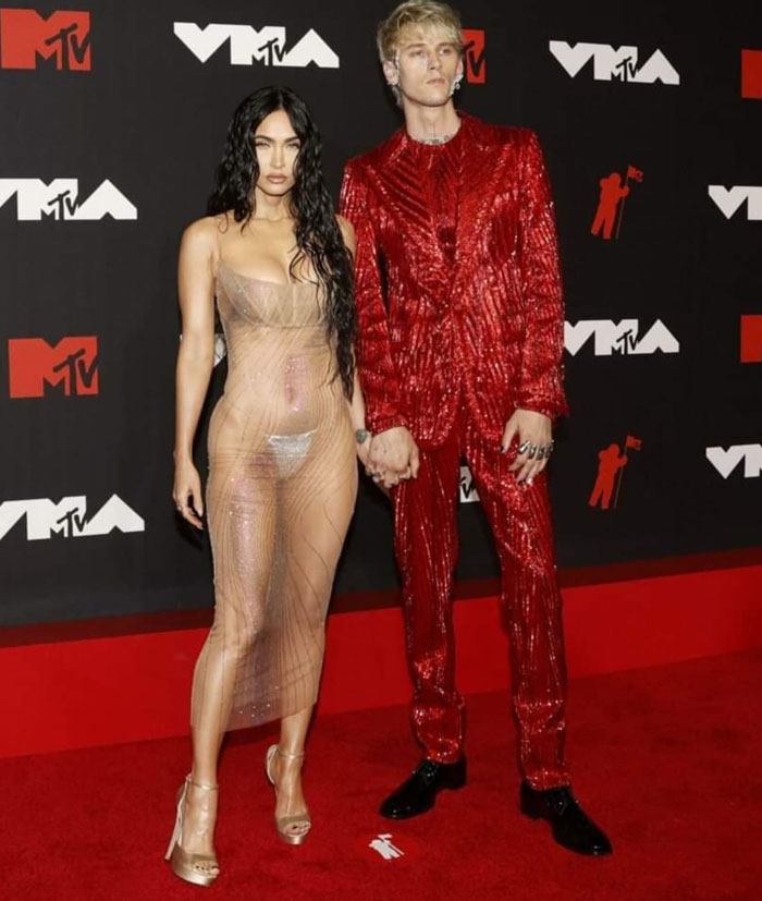 30 Hideous Dresses That Should Have Never Been Made 