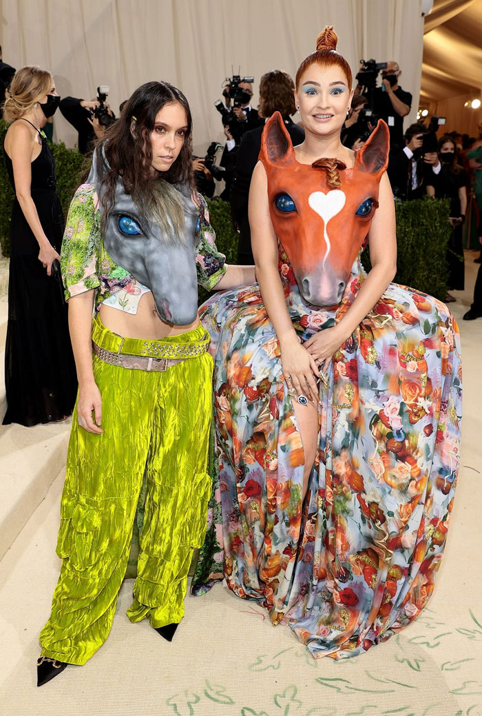 30 Hideous Dresses That Should Have Never Been Made 