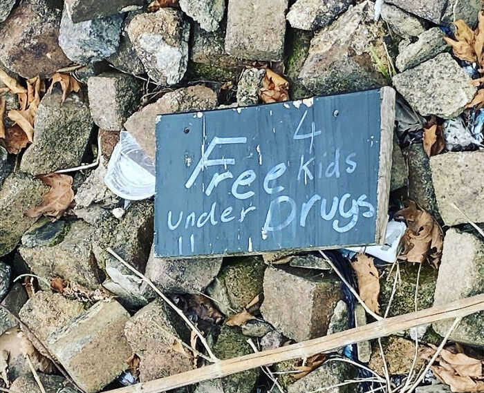 30 Cringeworthy Design Mistakes That Turned These Signs Into A Meme 
