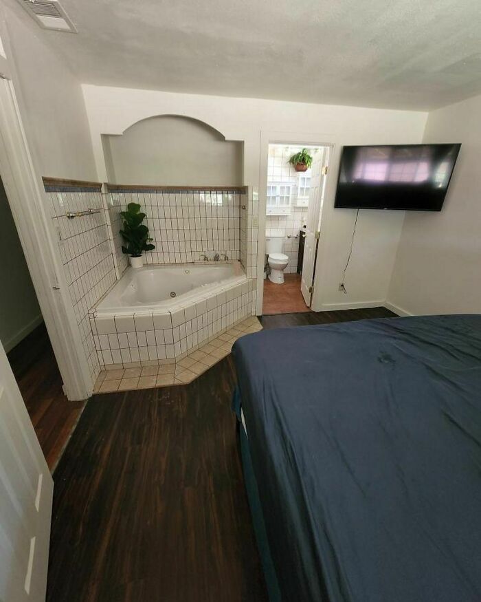 30 Completely Insane Pictures Of The Most Chaotic Homes 