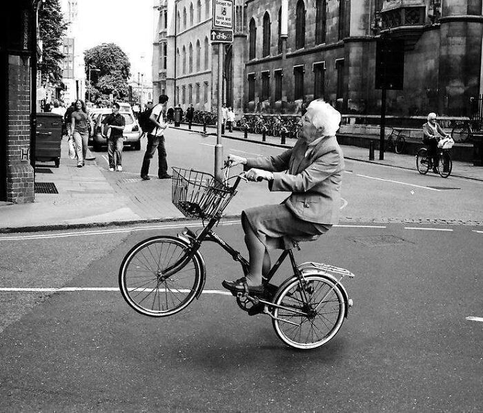 30 Amazing Chance Encounters In Public Places Caught On Camera 