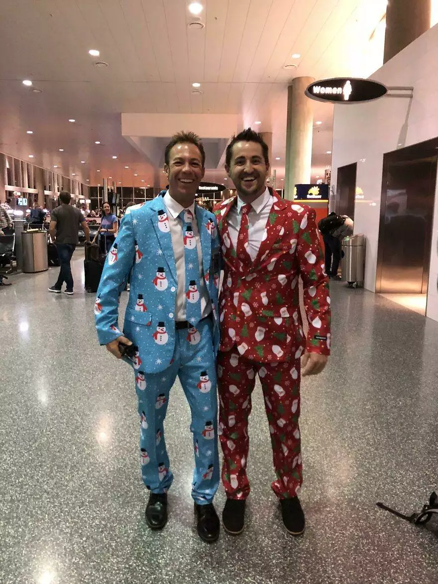 30 Hilarious, Heartwarming And StraightUp Bizarre Pics Taken In Airports