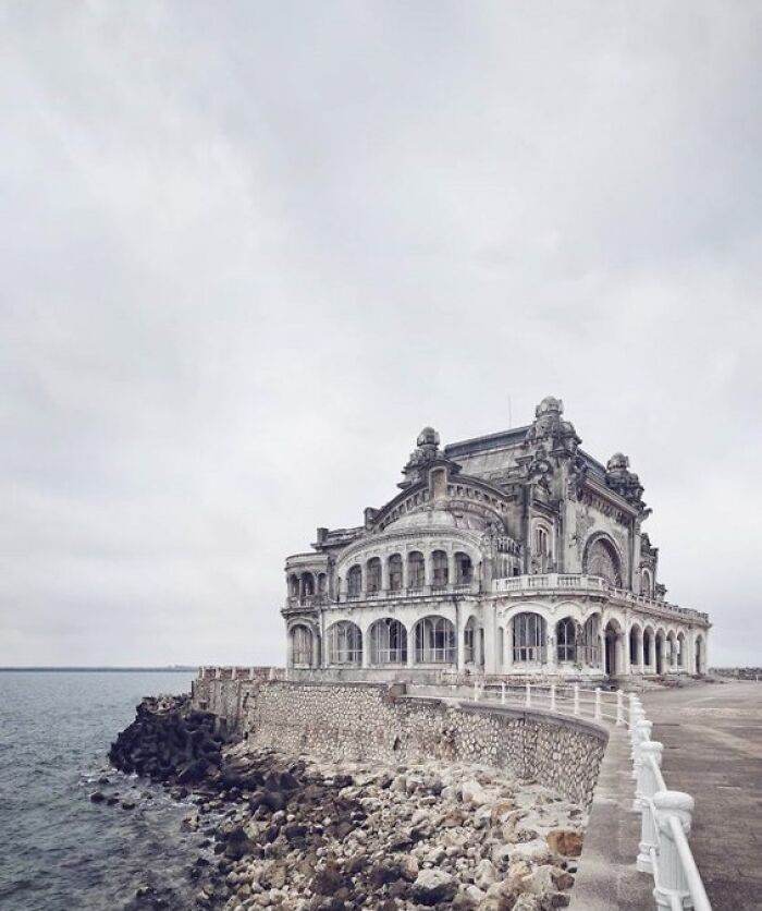 30 Absolutely Unbelievably Stunning Images Of Abandoned Places