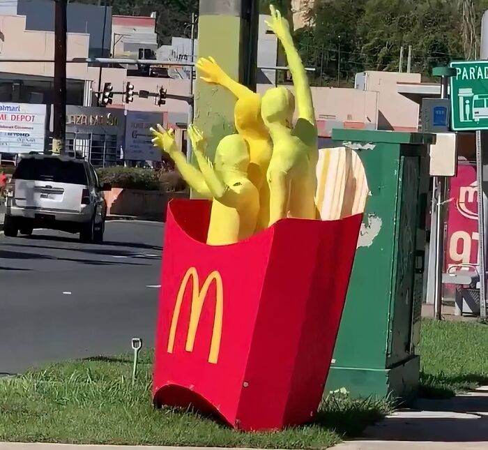 30 Images That Become Weirder The Further You Scroll