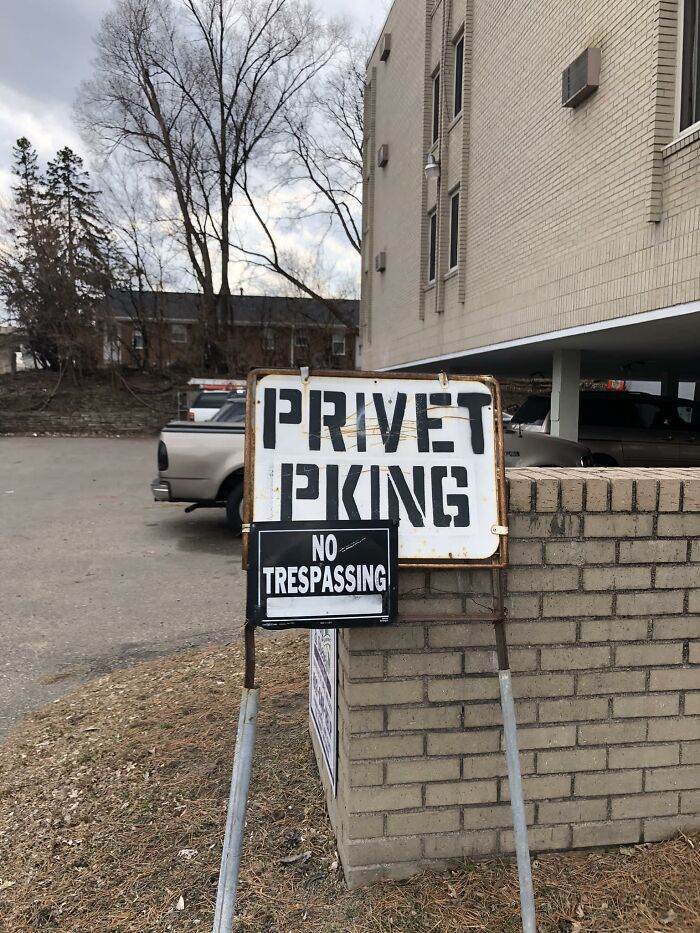 30 Instances Of People Spotting Unexpectedly Funny Signs