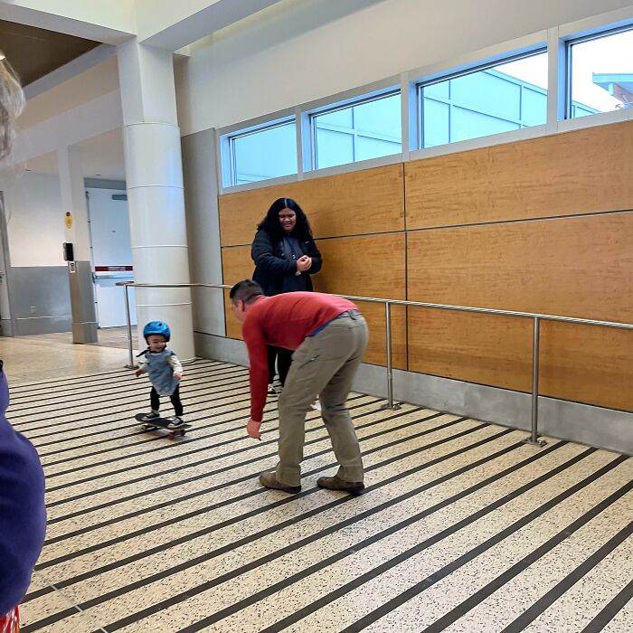 30 Hilarious And Bizarre Airport Photos
