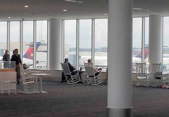 Funny Airport Photos 104 667A77F82A8A6 700