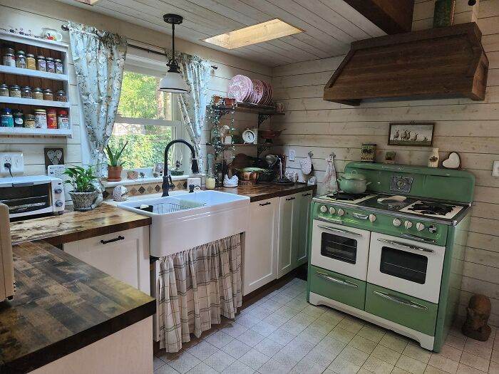 Vintage Kitchens 6690F011946F2 700